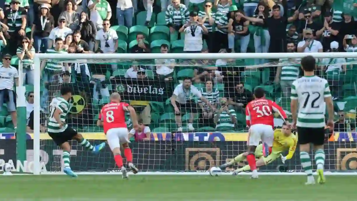 Foi 'abafado' por Trubin e atira no final do Sporting - Benfica: "Pedir desculpa aos adeptos"