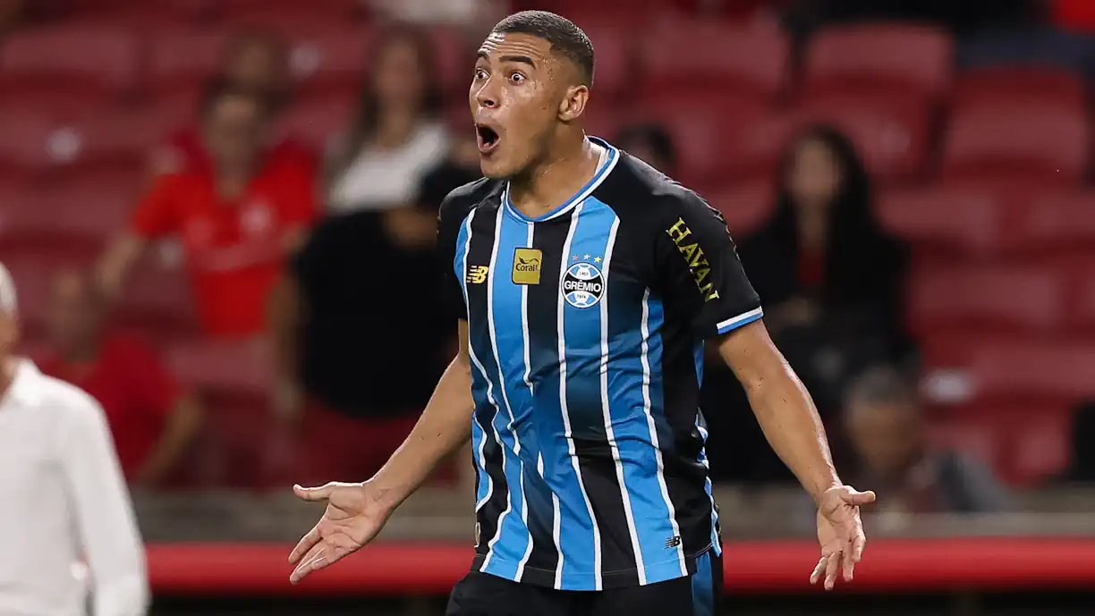Carlos Vinícius foi destaque no Palestino - Grêmio, mas de maneira desastrosa. O ex Benfica desperdiçou três grandes penalidades