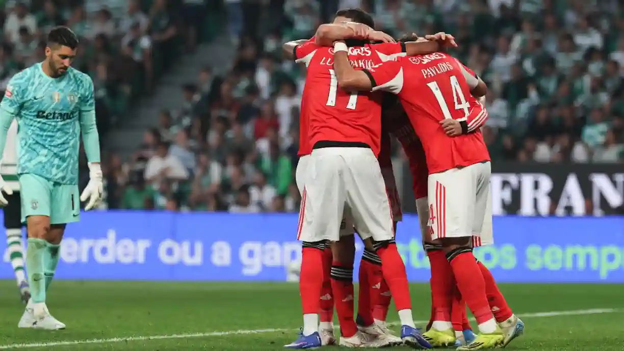 Após o Sporting - Benfica, Gianluca Prestianni e Dodi Lukebakio recorreram ás redes sociais de modo a esclarecerem a "cor de Lisboa"