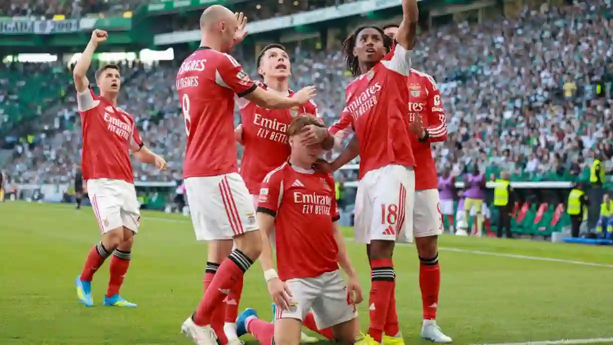 Titular do Benfica reage ao triunfo frente ao Sporting: "Tivemos de sofrer, mas sofremos juntos"