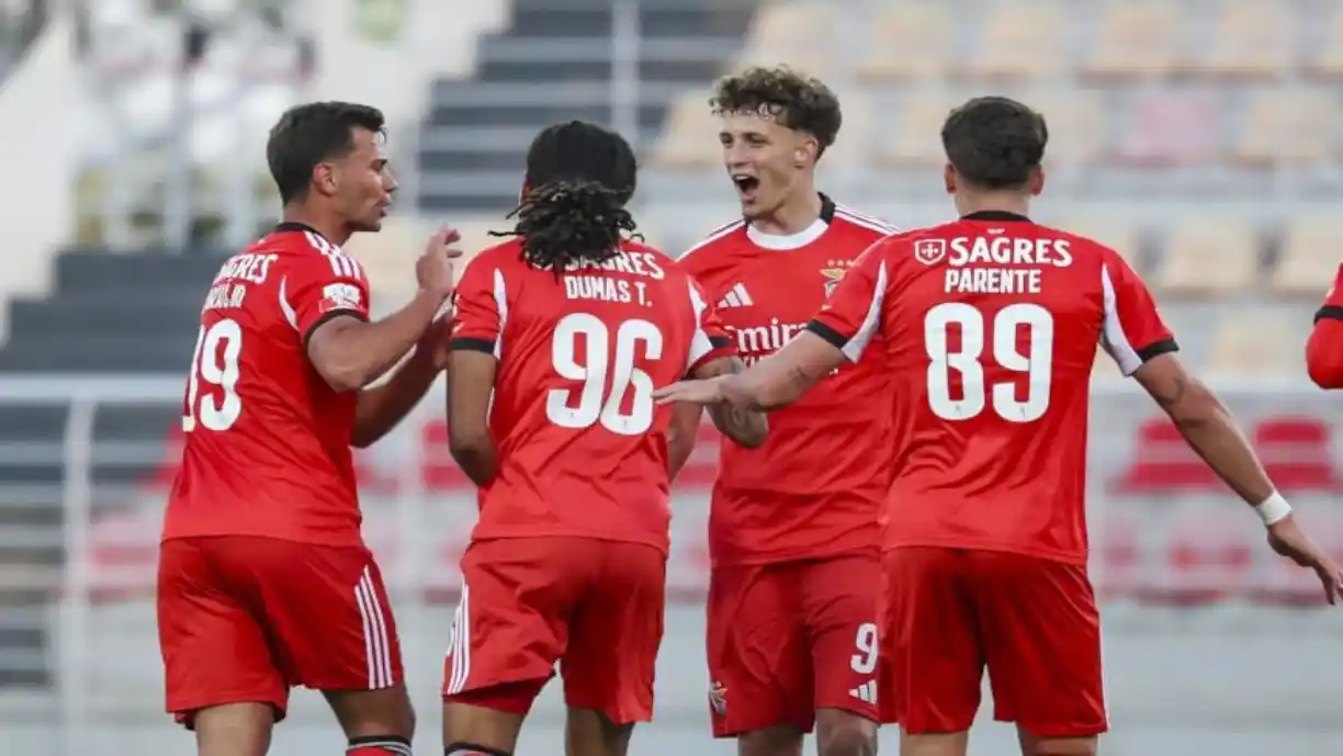 Na tarde de sábado, 11 de abril, a equipa B do Benfica e o União de Leiria contaram com presenças especiais no Seixal. Fotografia: SL Benfica