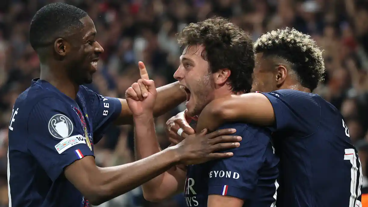 João Neves marcou de cabeça no PSG - Bayern e há quem dê mérito a... Roger Schmidt