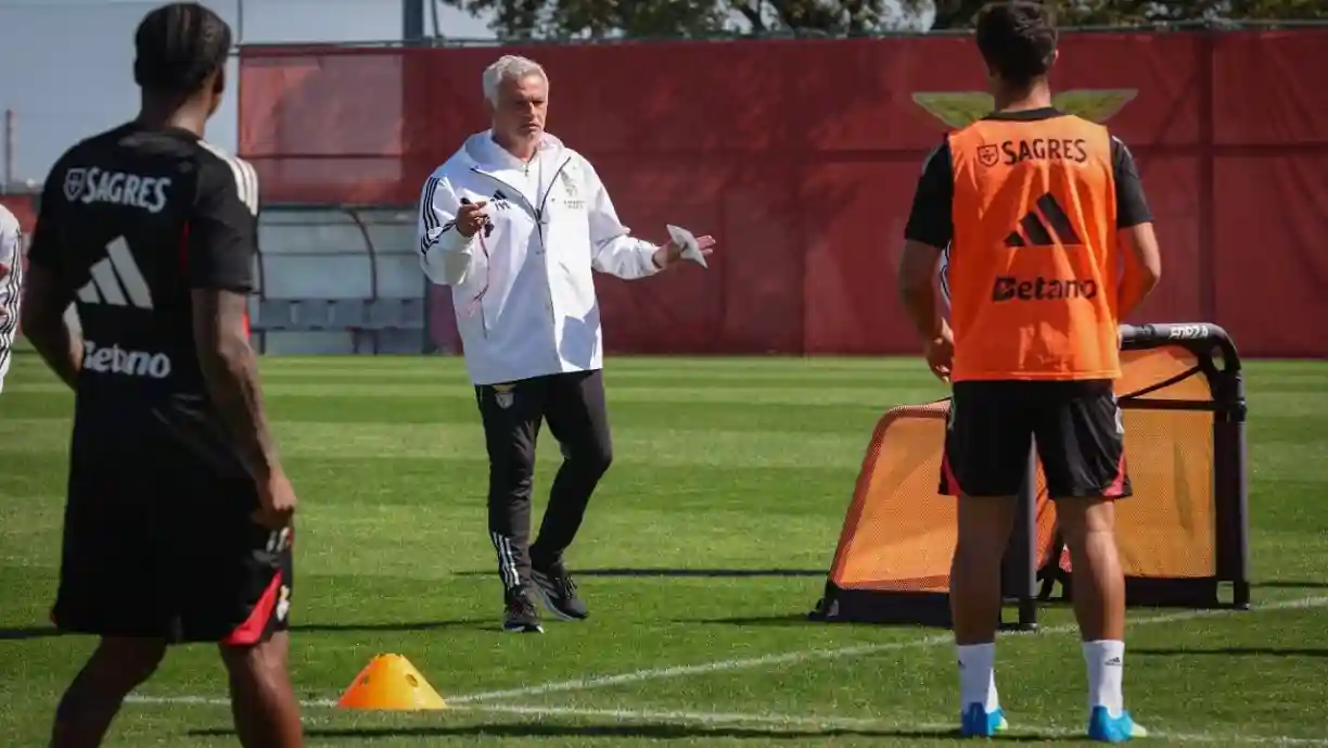 Com a preparação para o dérbi a todo o gás, José Mourinho ainda tem dúvidas para o Sporting - Benfica. Fotografia: SL Benfica