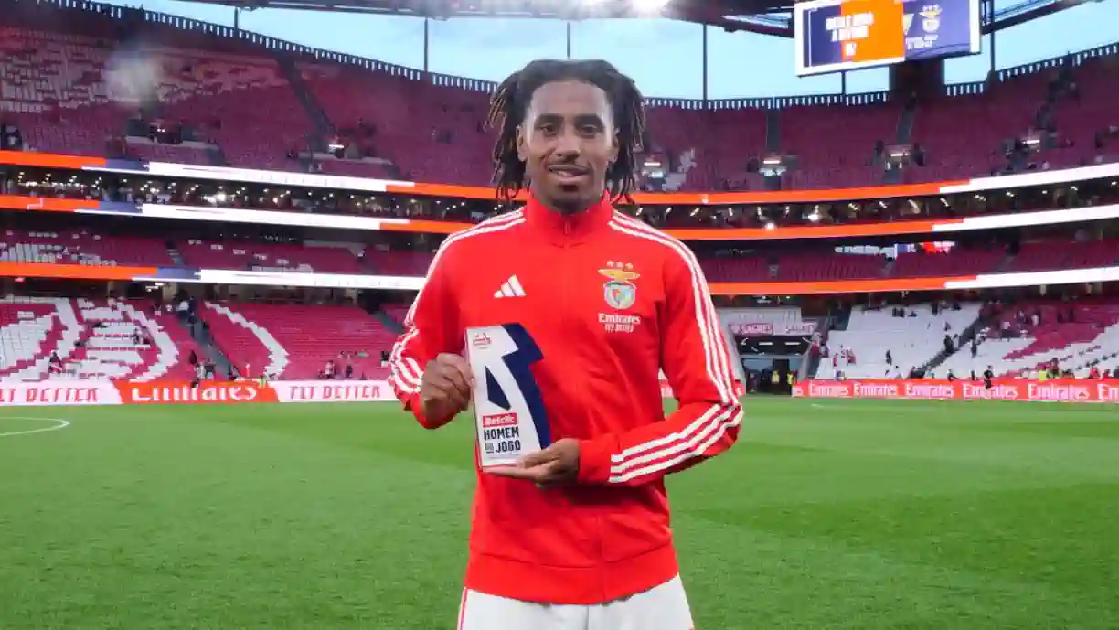 Depois de receber o prémio de melhor em campo no Benfica - Moreirense, Leandro Barreiro decidiu partilhar o prémio com Ivanović