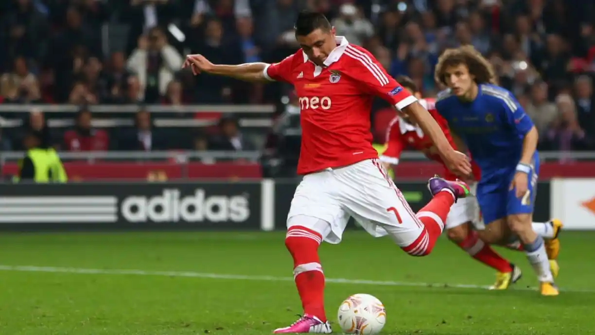 Óscar Cardozo: antigo goleador do Benfica anuncia o fim da carreira
