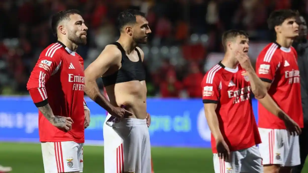 Empate diante do Casa Pia atrasa a corrida ao título e permite à dupla do Benfica atingir marca redonda. Fotografia: SL Benfica