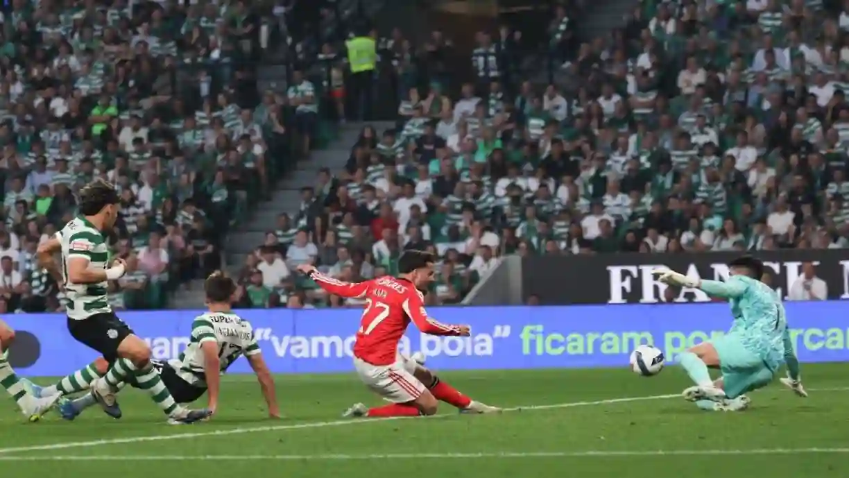 O final da partida entre o Benfica e o Sporting viveu momentos de pura loucura após o tento apontado por Rafa Silva. Fotografia: SL Benfica
