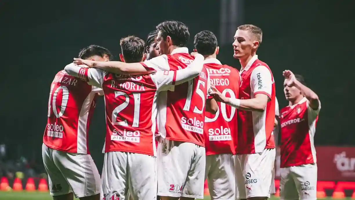 Rodrigo Zalazar, futebolista do Braga, foi distinguido como Médio do Mês de fevereiro da Liga Portugal Betclic; Alvo do Benfica em destaque