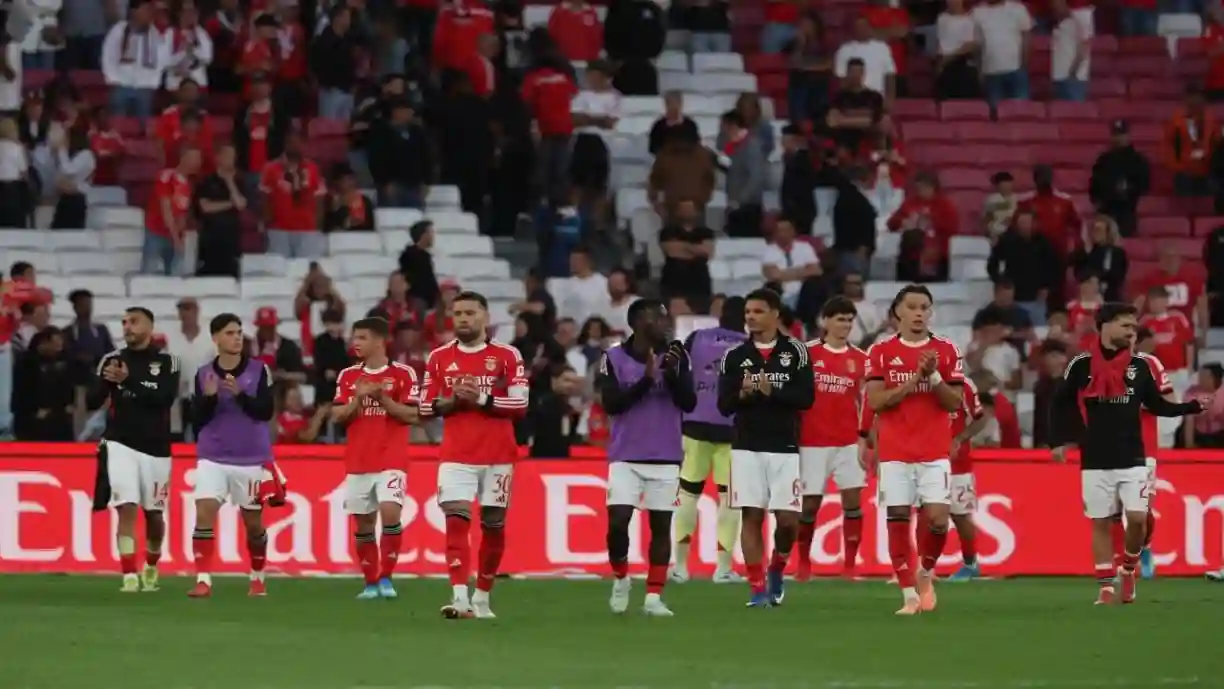 Houve penálti por assinalar no Benfica - Moreirense? Especialistas esclarecem: "Abordagem perigosa"