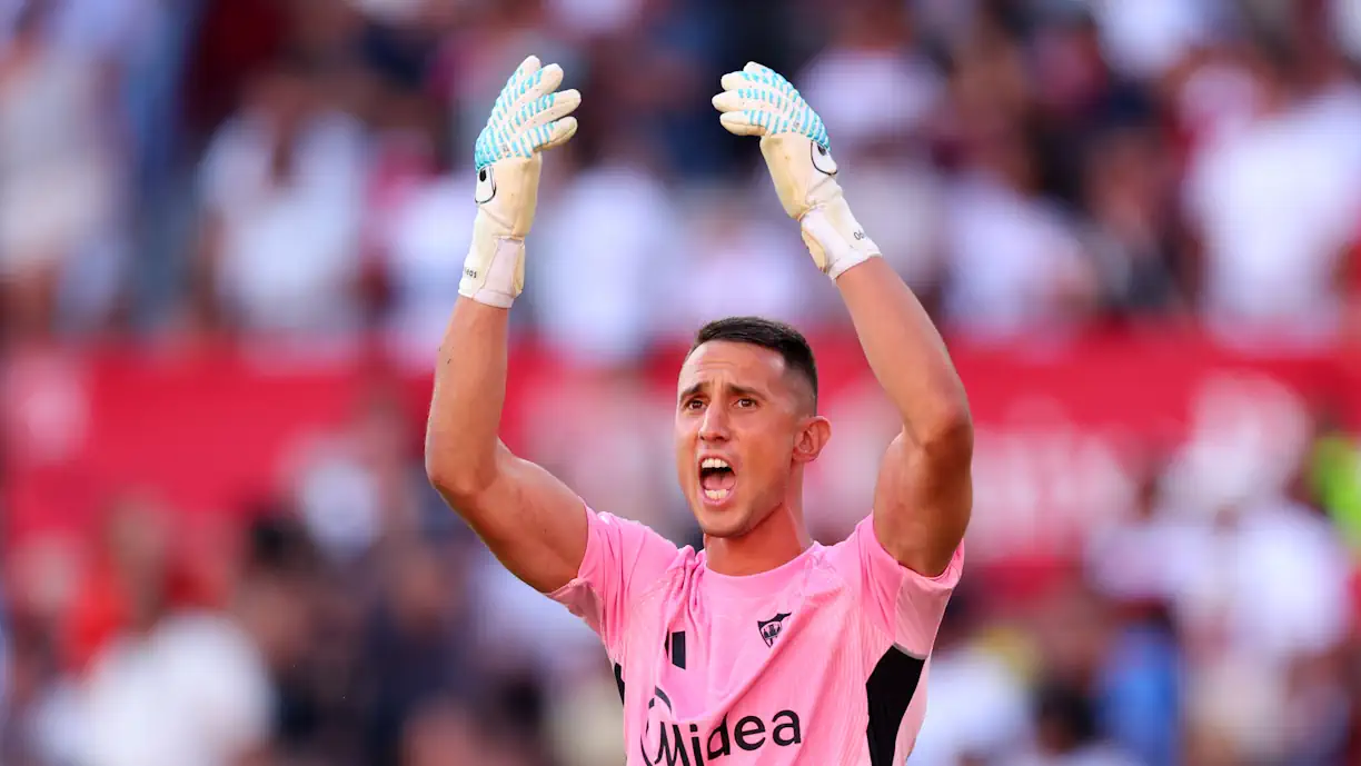 Odysseas Vlachodimos, antigo guardião do Benfica, foi confrontado pelos adeptos do Sevilha após derrota com o Osasuna