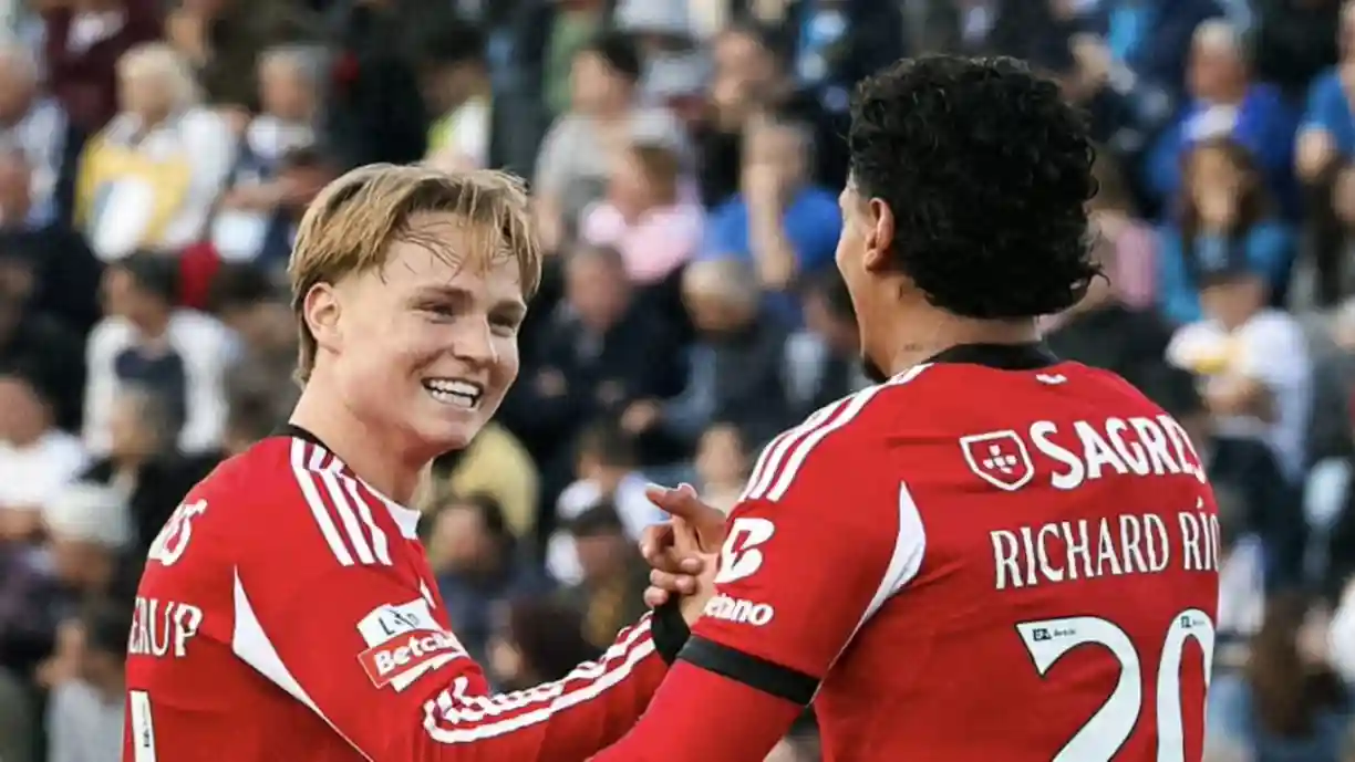 Schjelderup e Ríos ainda deram esperança, mas partida entre o Benfica e o Famalicão perde brilho por decisões questionáveis. Fotografia: SL Benfica | Instagram