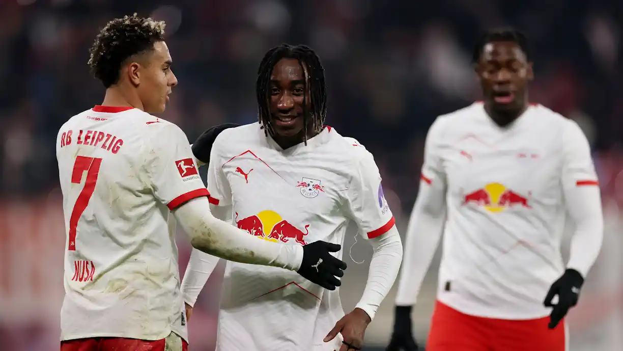 Depois de Noah Saviolo ter dado que falar ao surgir nas redes sociais com uma camisola do Benfica, foi agora a vez de Antonio Nusa, extremo do Leipzig