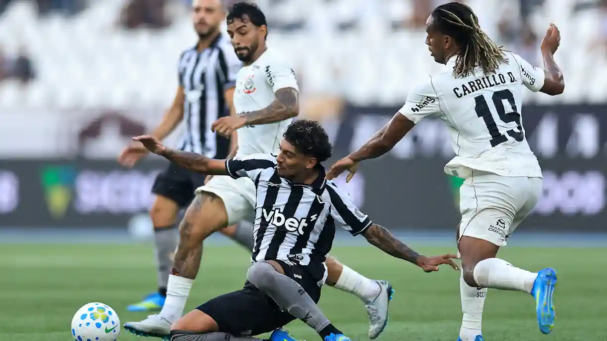 Arthur Cabral, ex Benfica, assinou um 'hat-trick' no Botafogo - Corinthians (3-1), garantindo assim os três pontos para a equipa do Rio de Janeiro