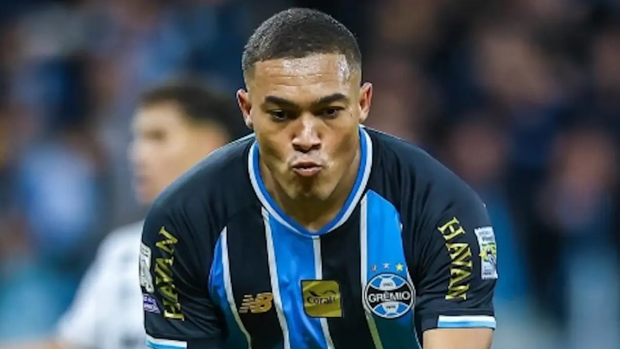Carlos Vinícius, antigo avançado do Benfica, marcou dois golos na vitória do Grêmio contra o Santos, de Neymar. Fotografia de Grêmio