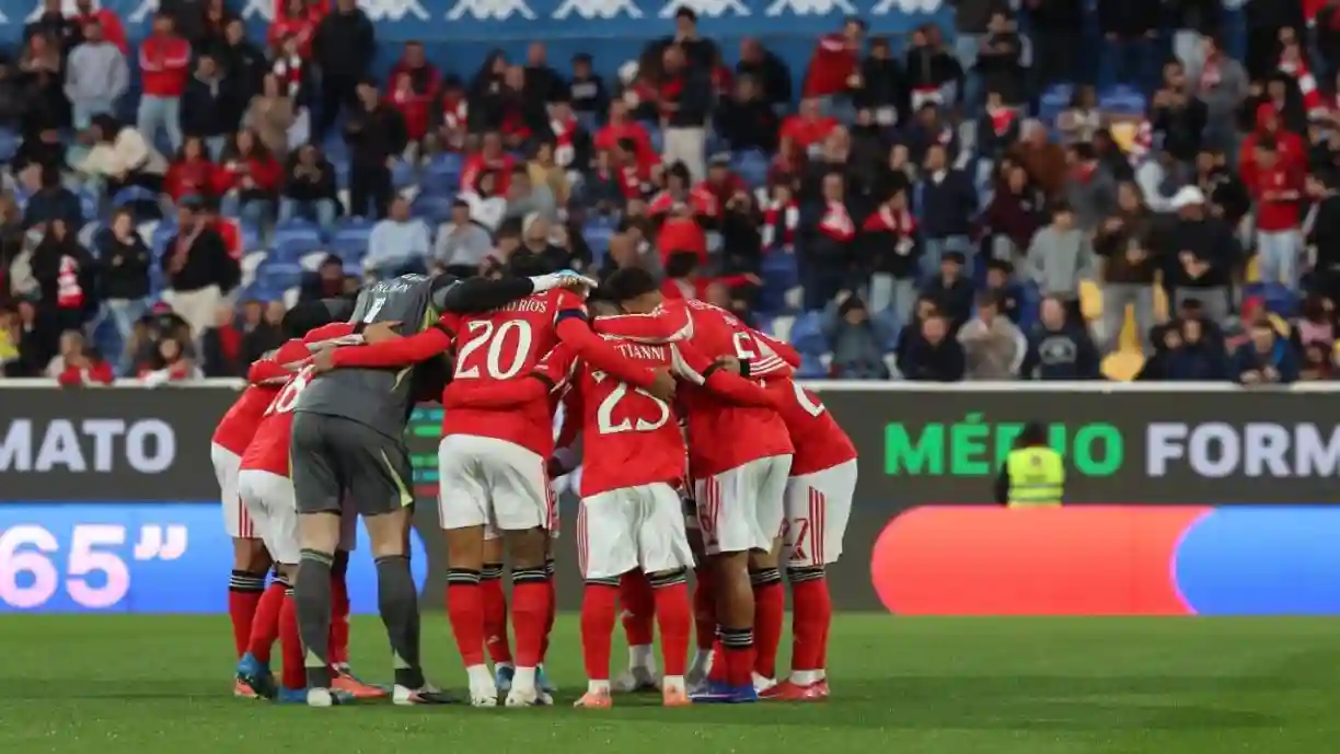 José Mourinho esclarece despedida aos jogadores no final do encontro entre Benfica e Estoril. Fotografia: SL Benfica