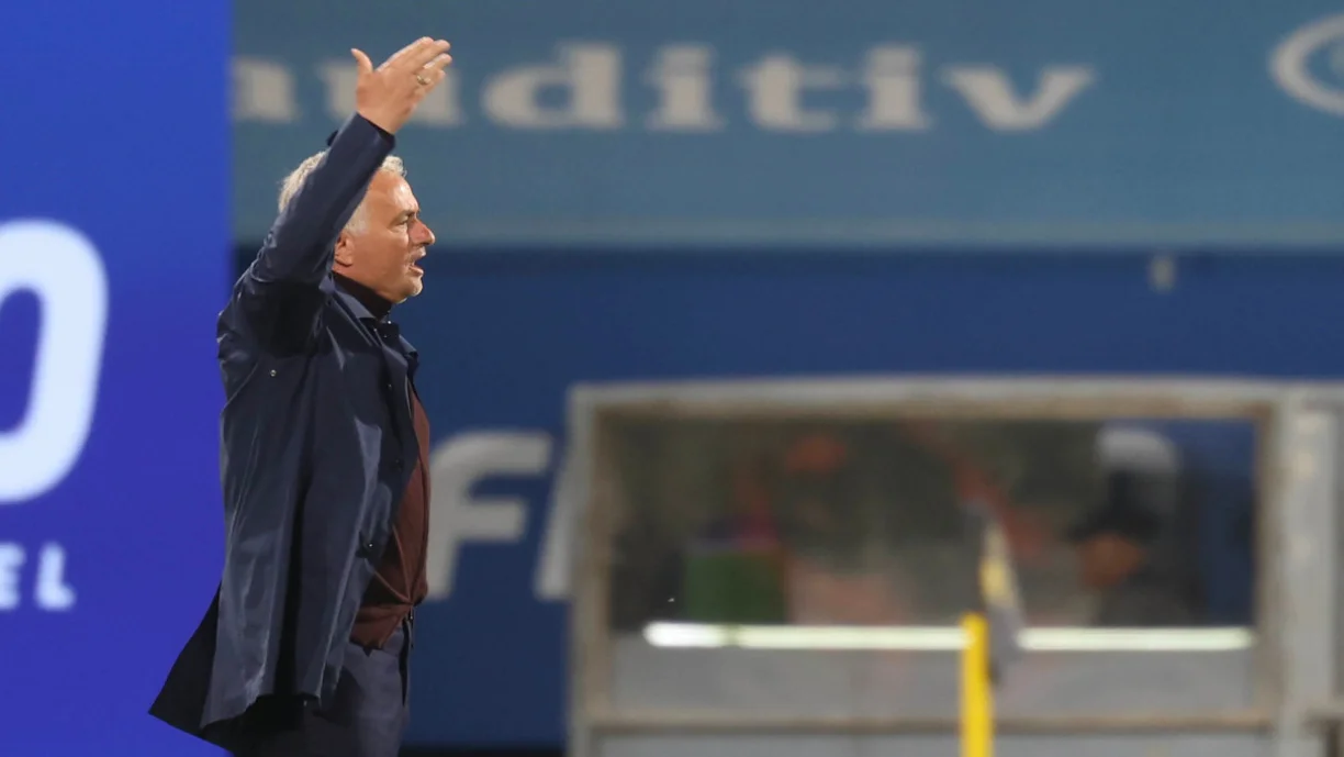 José Mourinho marcou presença na conferência de imprensa após a vitória frente ao Estoril, onde falou do seu futuro no Benfica. Fotografia: SL Benfica