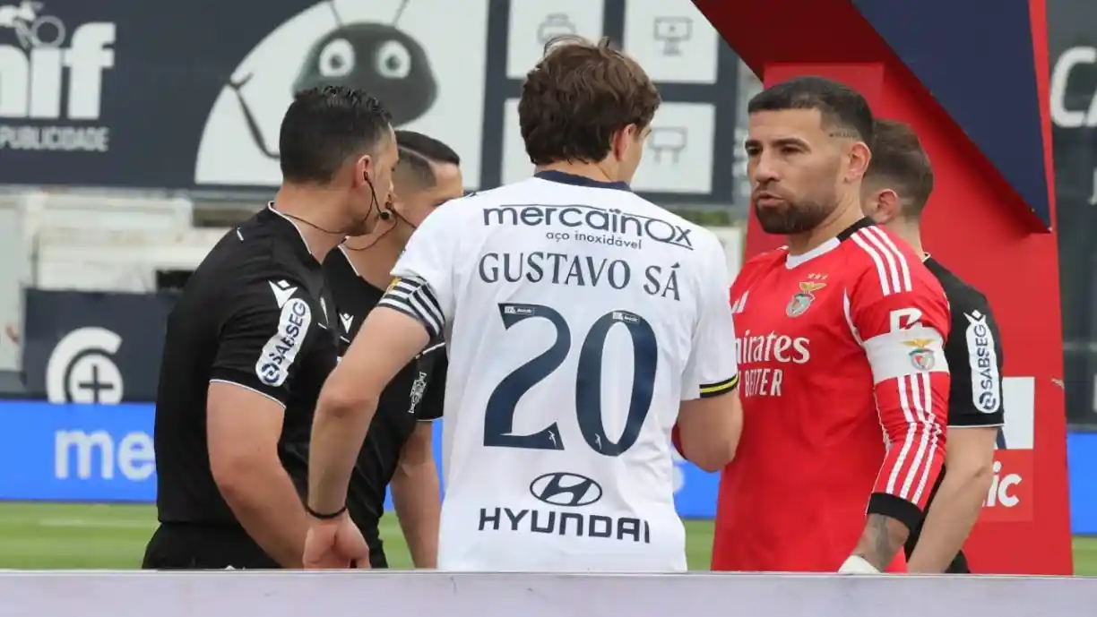 Ilustre do Benfica comenta expulsão de Nicolás Otamendi e atira: "Foi um excesso do árbitro"