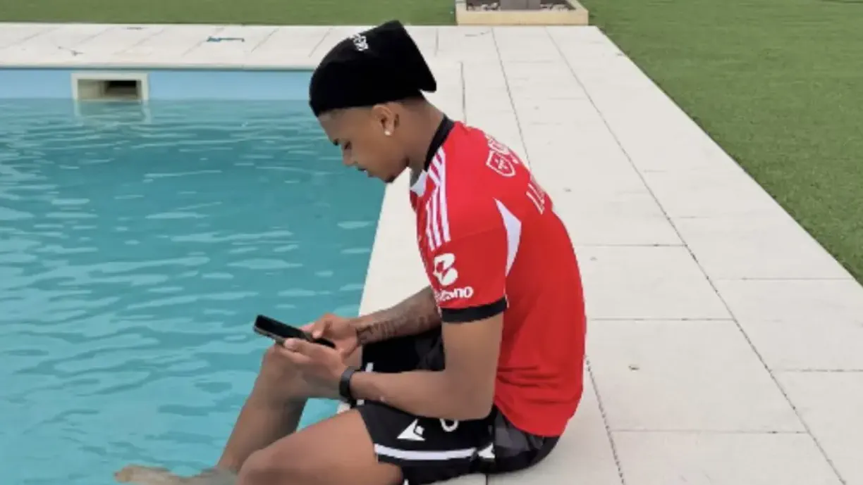 Noah Saviolo recorreu às redes sociais para esclarecer a polémica que marcou as últimas horas, depois de ter surgido numa publicação com uma camisola do Benfica