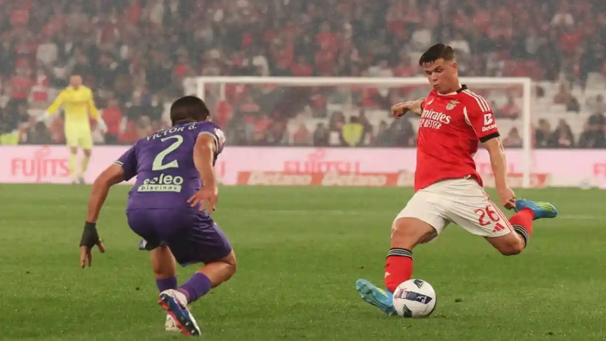 Evolução de Dahl no Benfica? Há quem aponte: "Não é o Roberto Carlos da Suécia, mas..."