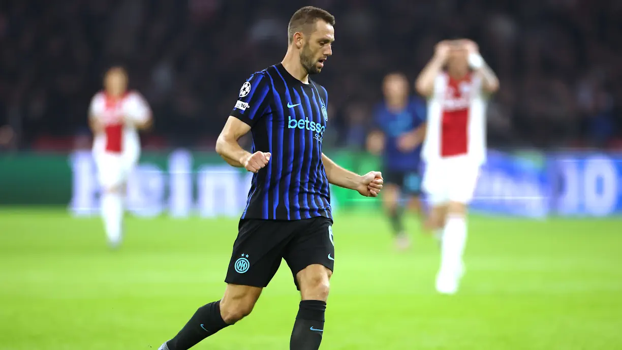Stefan de Vrij já está a par do interesse do Benfica e reage à possibilidade de rumar à Luz