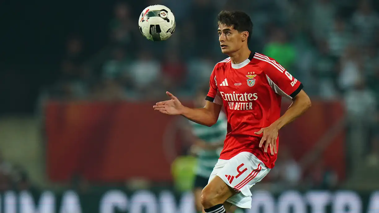 António Silva  ficou sensibilizado com o novo contrato apresentado pelo Benfica e deverá responder apenas após o regresso das férias
