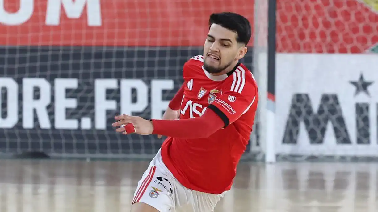 Após conquista frente ao Sporting, Carlos Monteiro provoca ex Benfica: "Aqui é diferente"