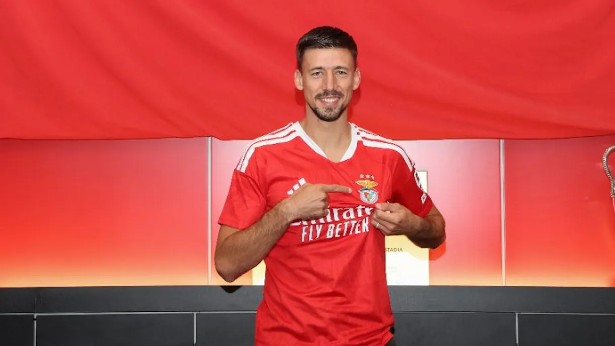 Benfica oficializou, esta terça-feira, a contratação de Clément Lenglet, que chega roveniente do Atlético Madrid para reforçar o setor defensivo 