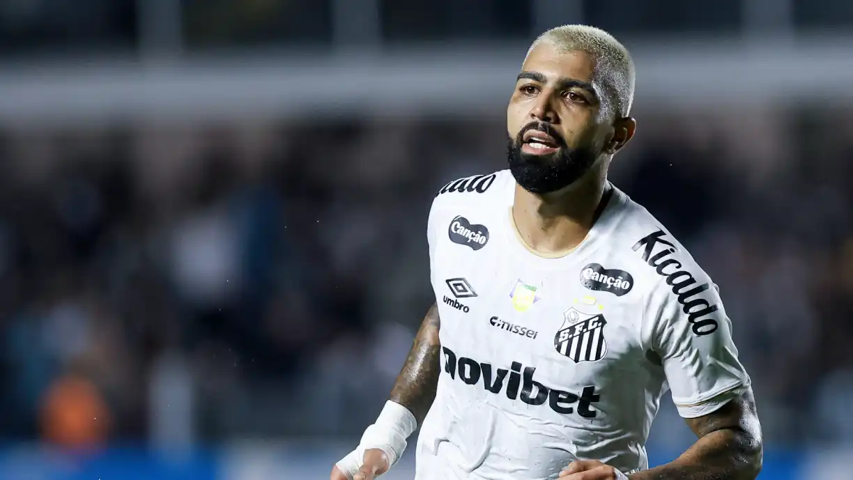 Ex-Benfica, Gabigol é suspenso por um jogo no Brasil após fazer gesto obsceno direcionado para adepto