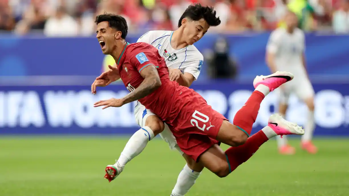 Ex Benfica, João Cancelo sofreu falta, mas arbitragem não marcou imediatamente, o que revoltou o jogador e Cristiano Ronaldo teve de acalmá-lo