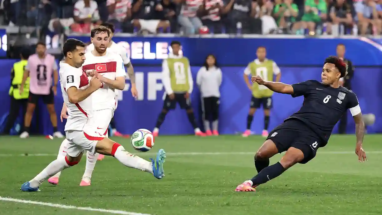 Orkun Kokçu marca no Turquia - Estados Unidos; Ex Benfica oferece vitória aos 88' (Vídeo)
