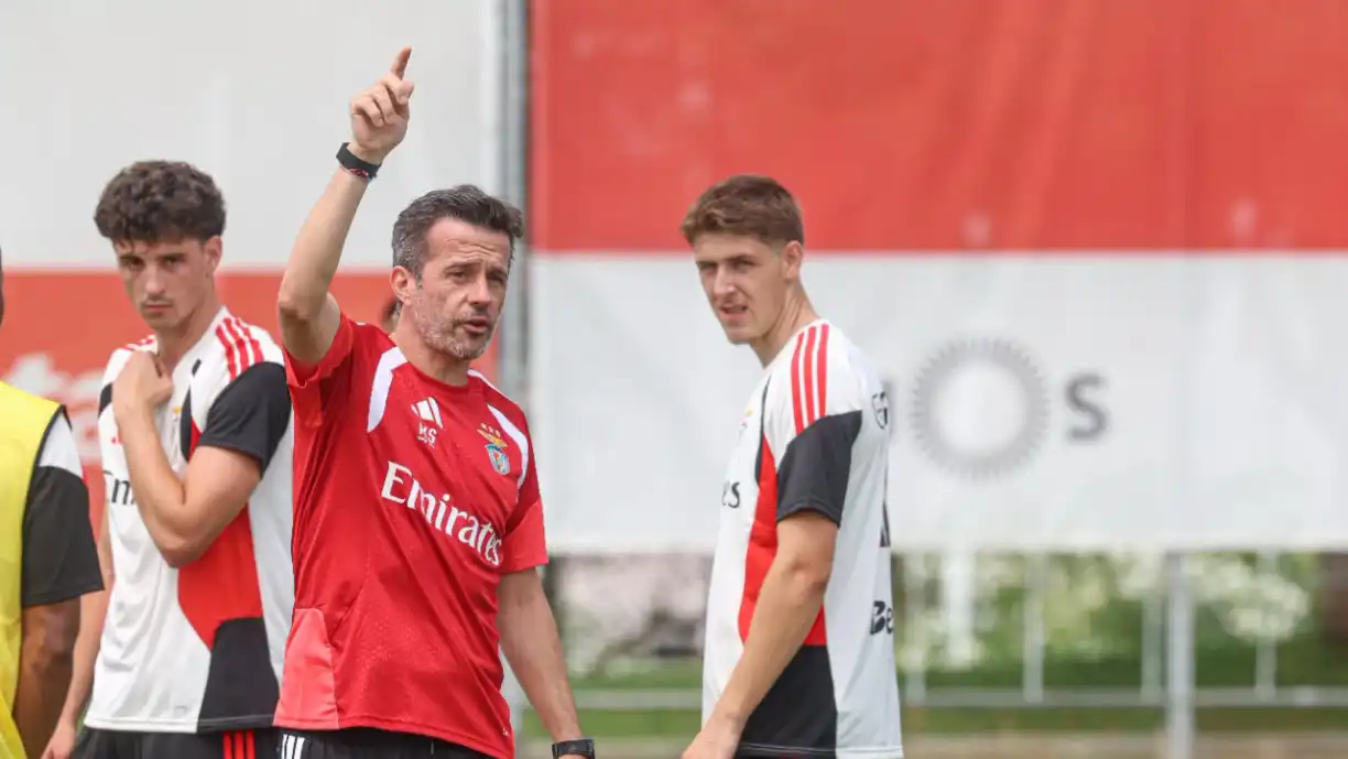 Marco Silva começou o trabalho à frente do Benfica e chamou a atenção do plantel com sua forma de trabalhar