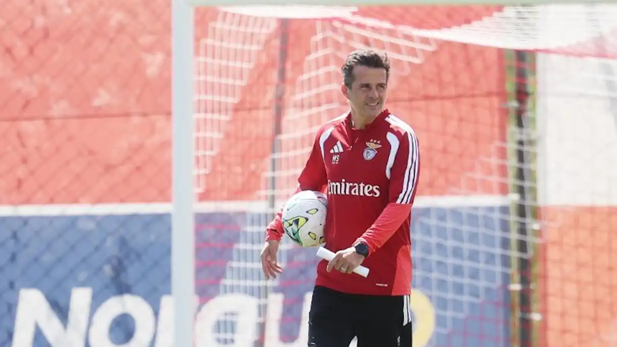 Valência está mais longe de contratar Enzo Barrenechea, camisola 5 do Benfica, após acertar renovação com peça importante
