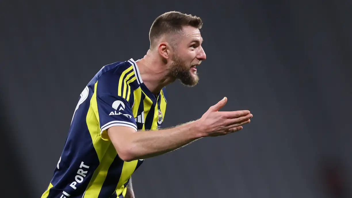 Presidente do Benfica, Rui Costa praticamente confirmou a contratação do central Milan Skriniar, do Fenerbahçe