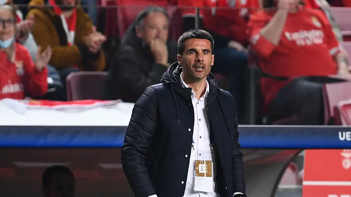 Nélson Veríssimo vai continuar a liderar a equipa B do Benfica, tendo renovado contrato por mais duas temporadas
