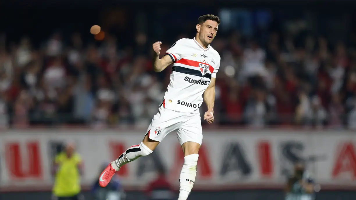 Cédric Soares não convence e São Paulo vira-se para lateral português que passou 8 anos no Benfica