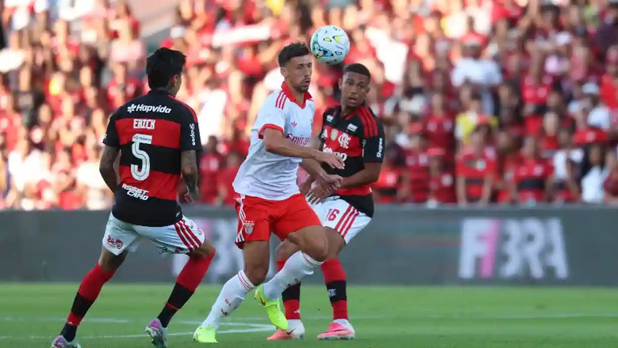 O Benfica acabou derrotado pelo Flamengo, por 2-1, na primeira partida da equipa de Marco Silva aberta ao público desta pré-época. Pavlidis marcou de penálti