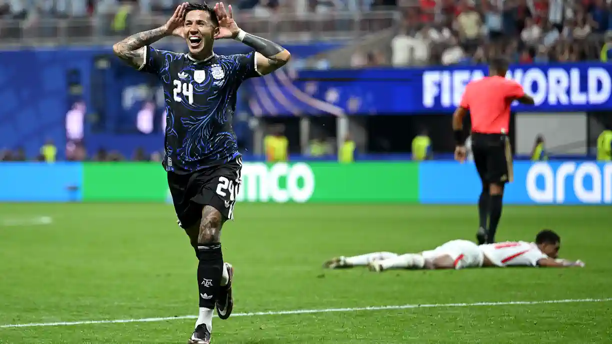 Chelsea gerou revolta entre os adeptos ingleses após destacar golo de Enzo Fernández, que ajudou a Argentina a eliminar a Inglaterra