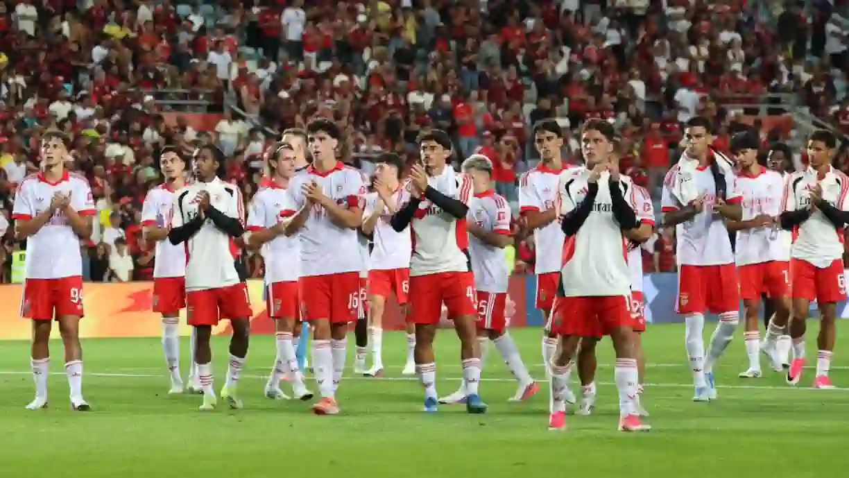Imprensa brasileira chamou Gianluca Prestianni de "agressor de Vinícius Júnior" e deu especial atenção às quezílias no Benfica - Flamengo