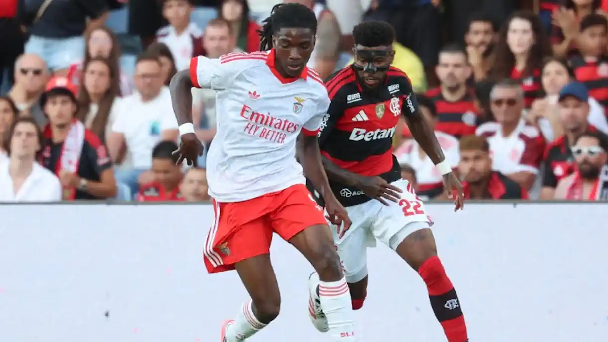 Jaden Umeh foi titular no Benfica - Flamengo mas acabou por sair ainda na primeira parte após ter sofrido uma falta dura de Emerson Royal