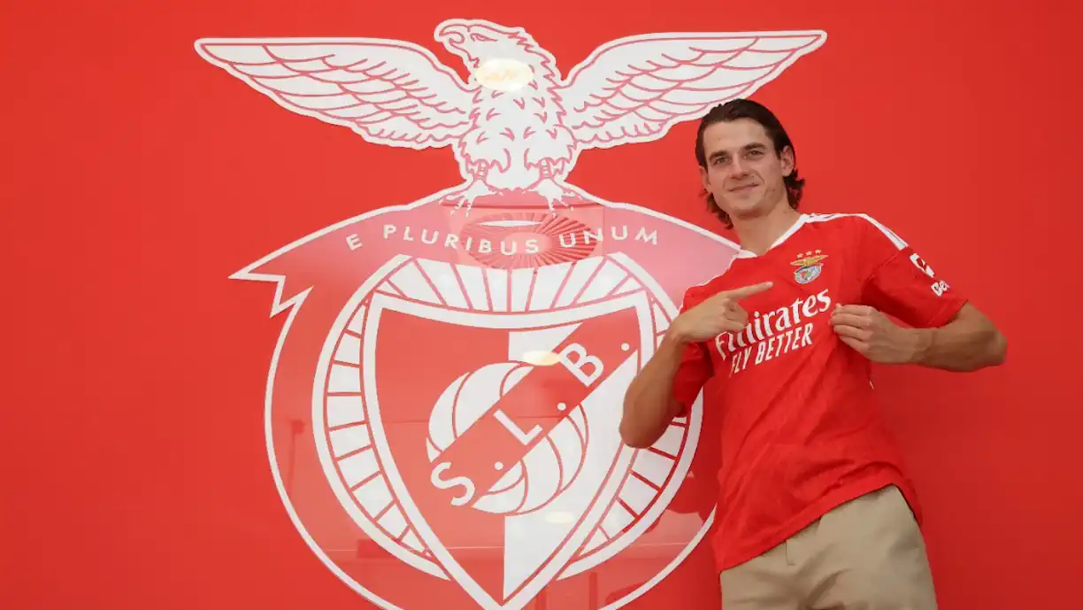 Jakub Kaminski é, oficialmente, reforço do Benfica. O extremo internacional polaco, de 24 anos, assinou um contrato válido até 2031 e junta-se ao plantel orient