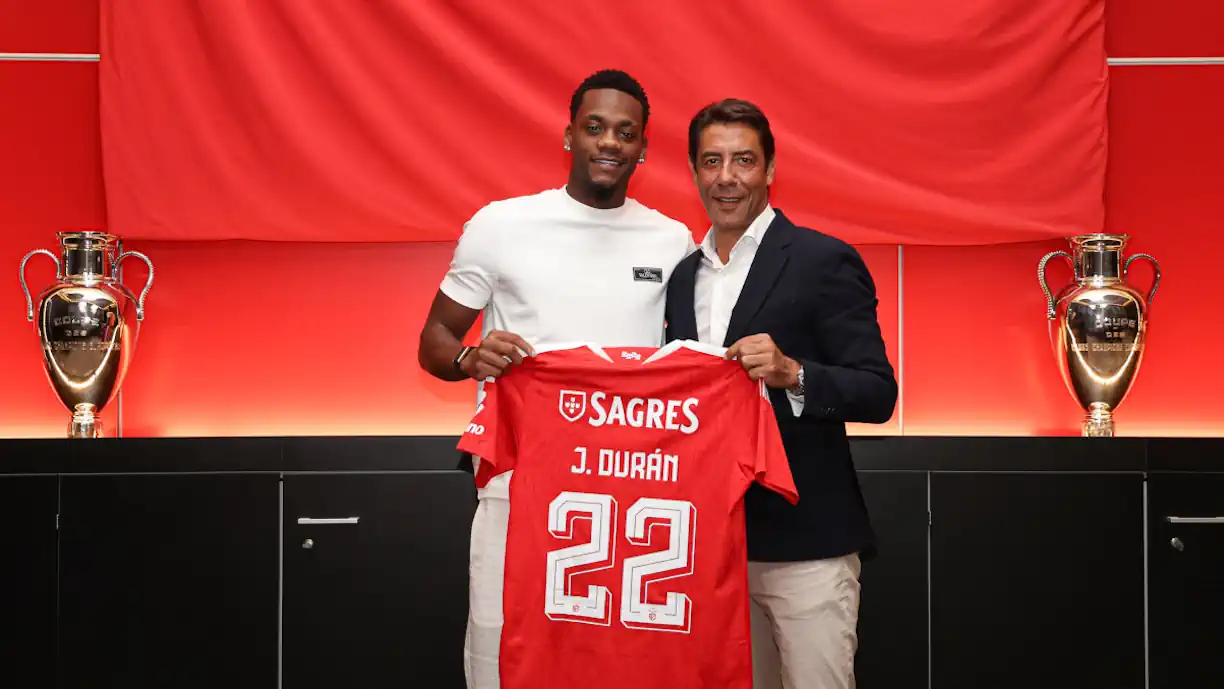 Rui Costa afirmou que Jhon Durán vem com a "cabeça limpa", tendo acrescentado que, se o avançado colombiano não estivesse bem, não seria contratado