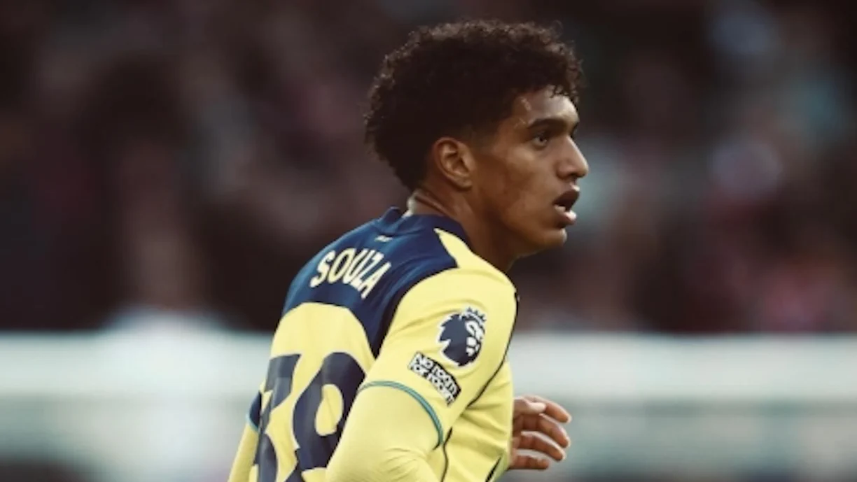 João Souza, lateral esquerdo do Tottenham, está próximo de juntar-se ao Porto, sendo que o brasileiro também é seguido pelo Benfica