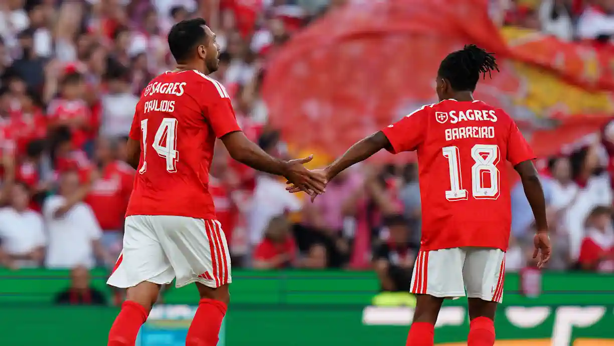 Benfica garantiu a qualificação para a terceira pré-eliminatória da Liga Europa ao vencer o St. Gallen por 5-0; Pavlidis fez um póquer
