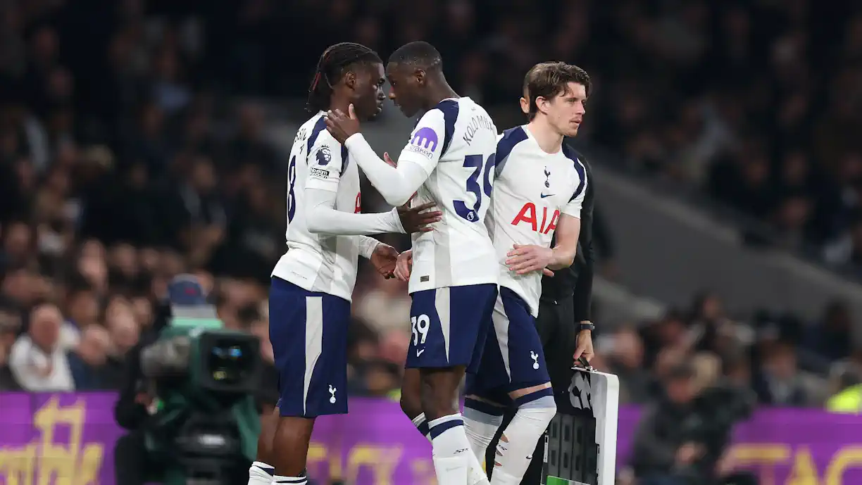 Yves Bissouma, antigo médio do Tottenham, está em conversações com o Benfica para reforçar o plantel de Marco Silva