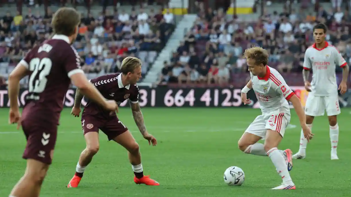 Benfica de serviços mínimos empata com o Hearts, mas carimba play-off da Liga Europa (1-1)