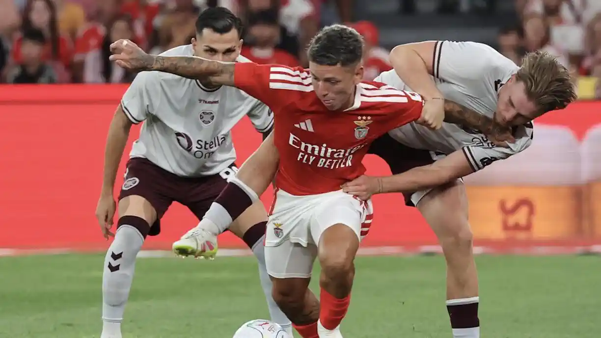 Atenção! Hearts anuncia saída de titular antes de jogar com o Benfica