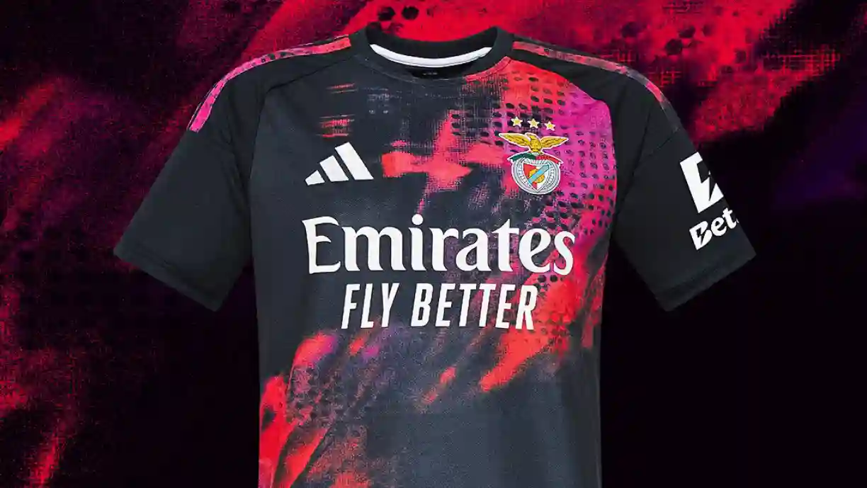 Camisola alternativa do Benfica para a época 2026/27 é oficialmente apresentada; Equipamento é majoritariamente preto e contém homenagem ao Seixal