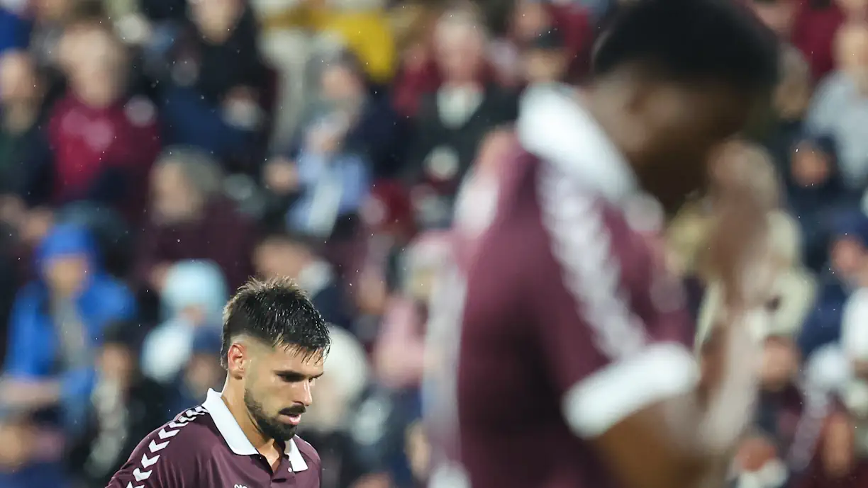  Depois da eliminação na Liga dos Campeões, o Hearts perdeu com o Aberdeen na estreia do campeonato escocês, antes de defrontar o Benfica