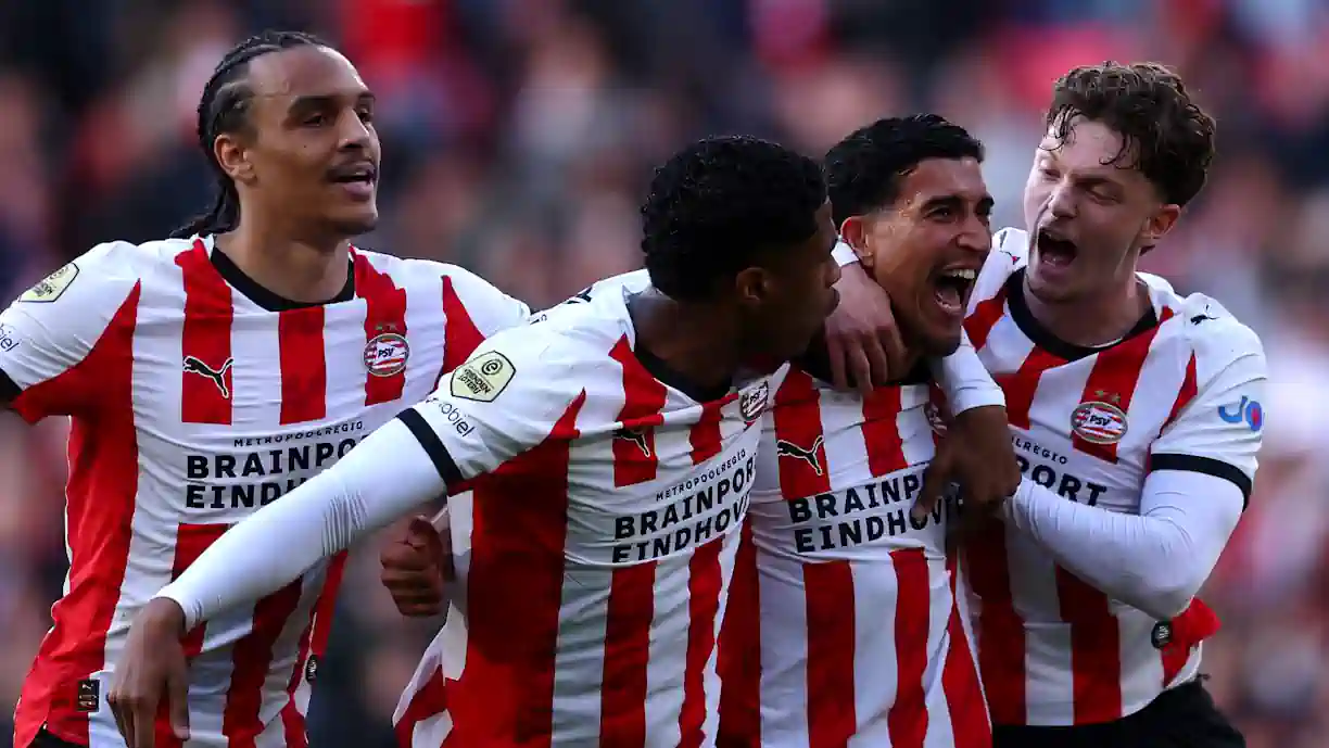 Patrão da defesa do PSV apontado ao Benfica: Negócio pode chegar aos 20M