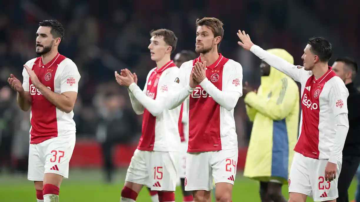 Josip Sutalo, que vai ser o próximo reforço do Benfica, ficou de fora dos convocados da vitória do Ajax diante do Zwolle